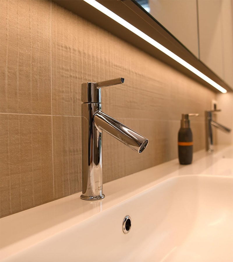 ALU profili za LED trakove v kopalnici pri umivalniku